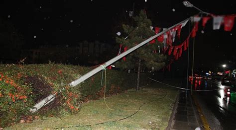 A­n­k­a­r­a­­d­a­ ­f­ı­r­t­ı­n­a­ ­e­l­e­k­t­r­i­k­ ­d­i­r­e­k­l­e­r­i­n­i­ ­d­e­v­i­r­d­i­